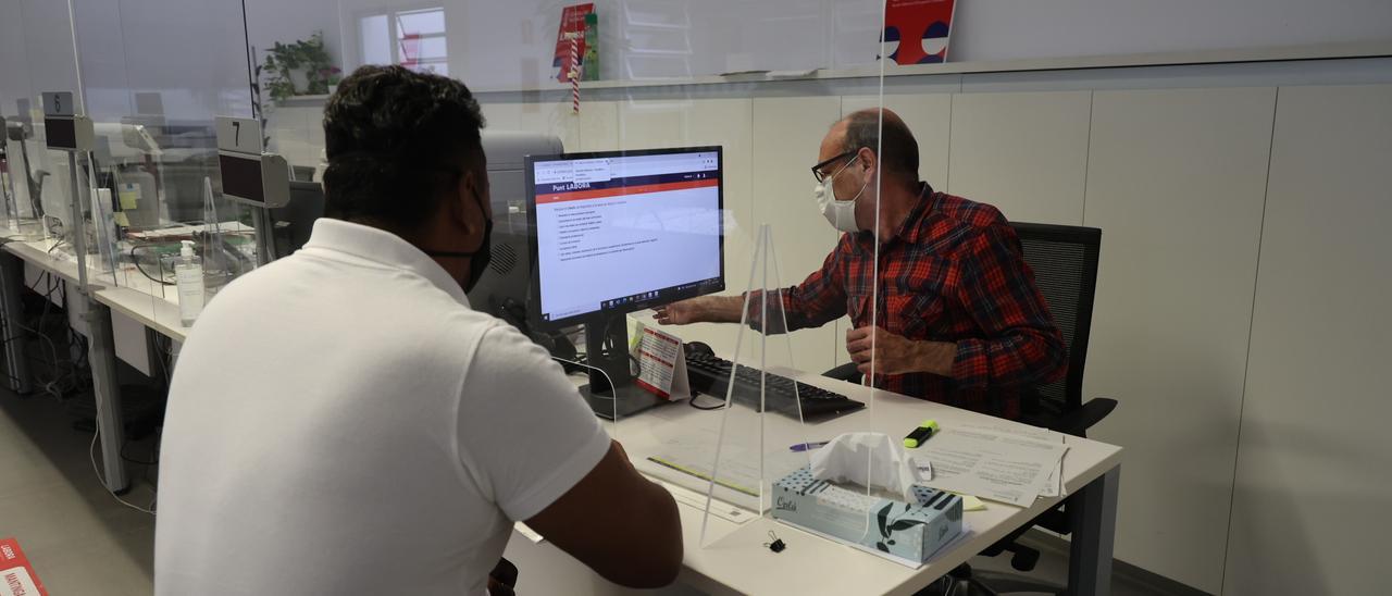 Joven realizando trámites en una de las oficinas de labora.