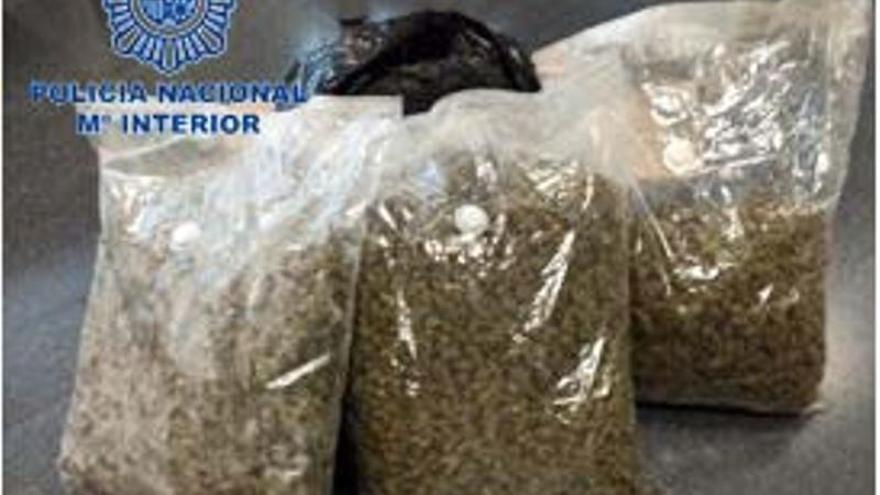 Detenidos tres hombres que portaban más de 7,5 kilos de marihuana en su vehículo