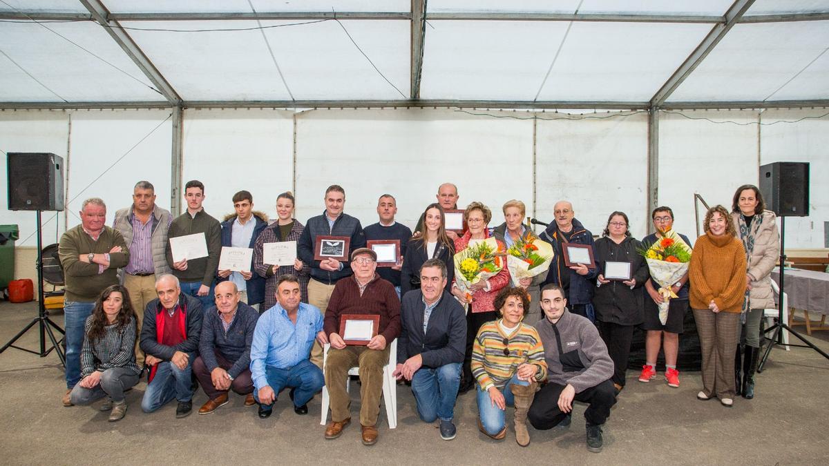 Foto de familia de premiados y responsables del colectivo. Luis Benito García aparece de pie, sexto por la izquierda.