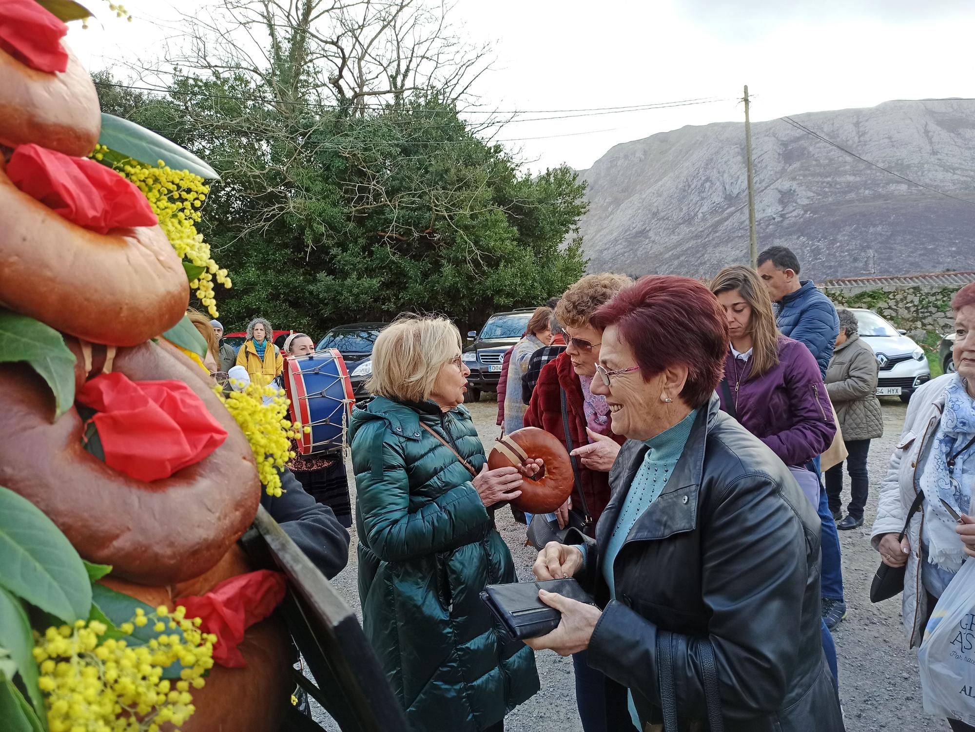 En Posada de Llanes, los panes del ramu vuelan por La Candelaria: "Hay que andar rápido"