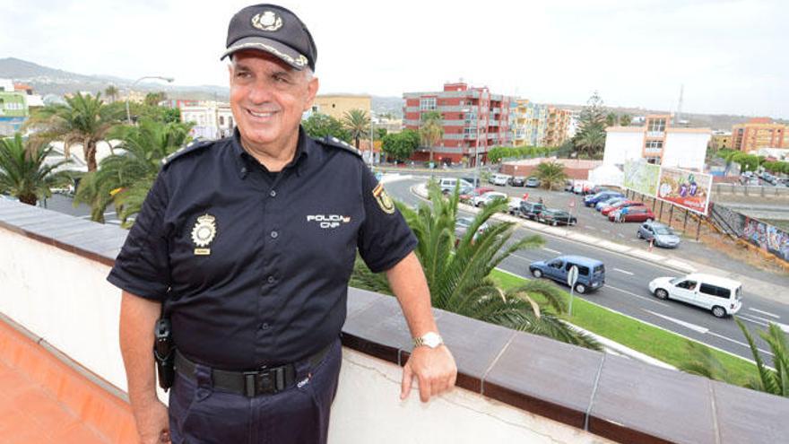 El comisario jefe de la Policía Nacional de Telde, Jesús García, en la azotea de la comisaría de esta ciudad.