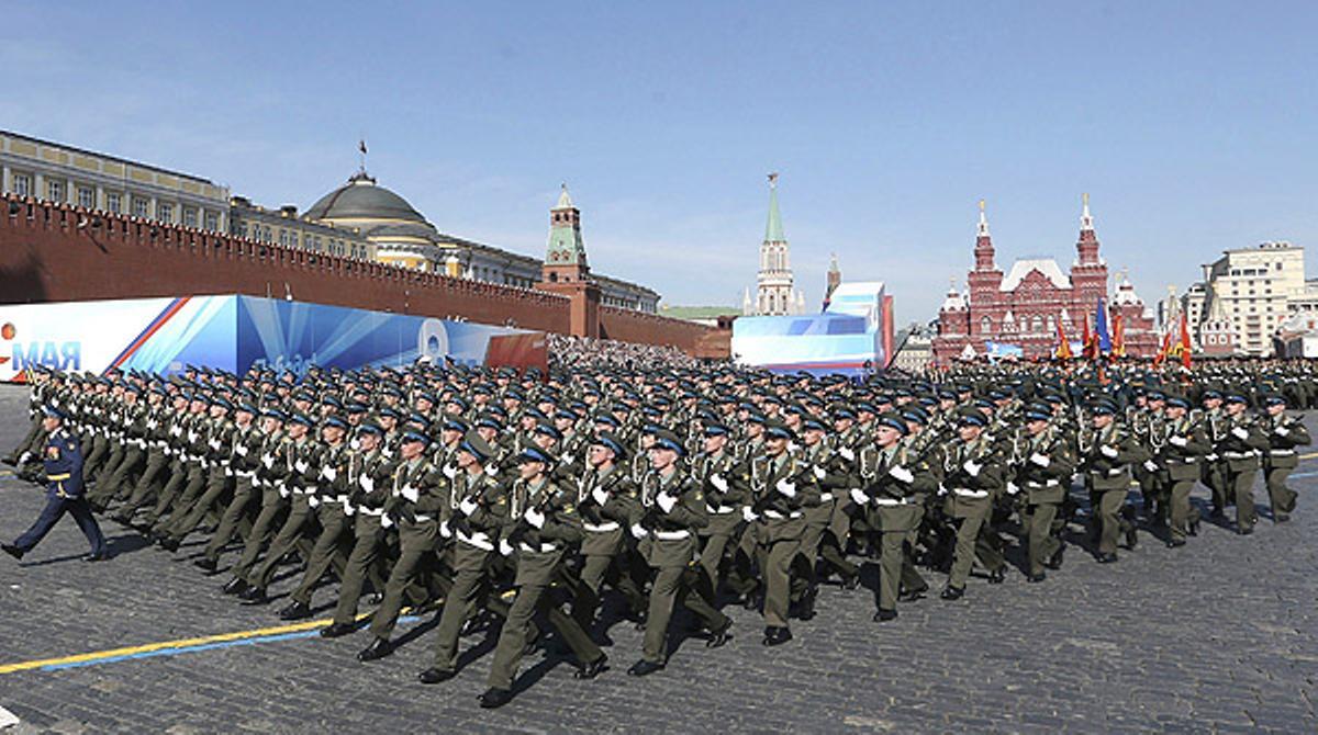 Militares desfilan en la plaza Roja de Moscú.