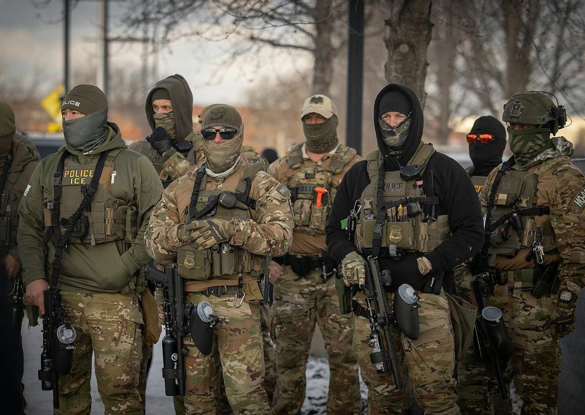 Archivo - Agentes federales desplegados en las proximidades del edificio Bishop Henry Whipple en Fort Snelling, sede del ICE en el estado de Minnesota