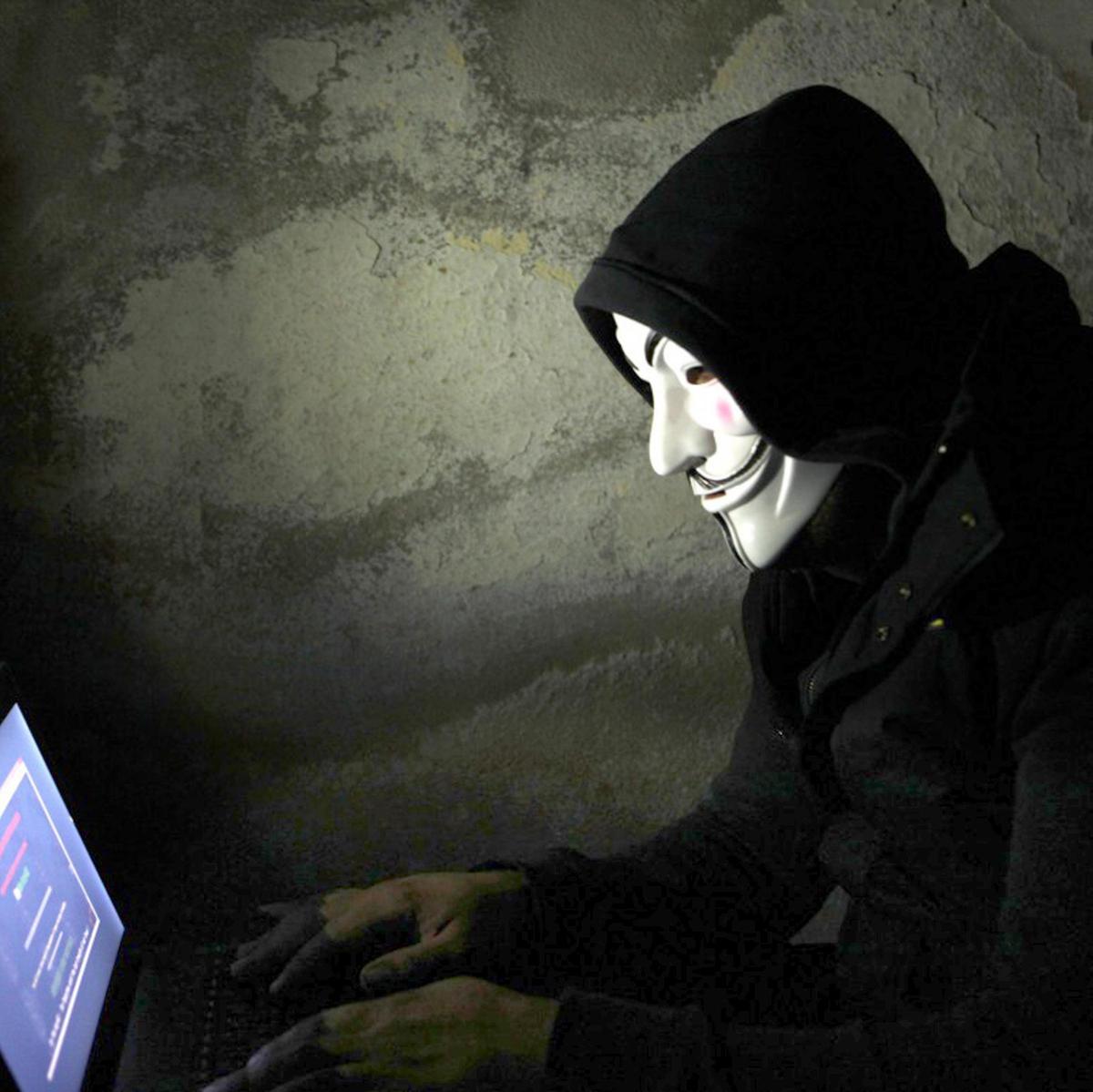 La máscara se ha popularizado entre los hackers también