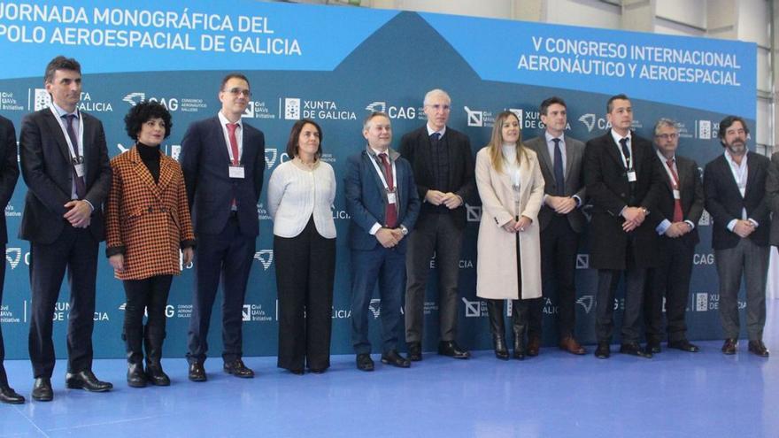 Conde (7i.) y representantes del sector en la jornada monográfica del Polo Aeroespacial de Galicia.