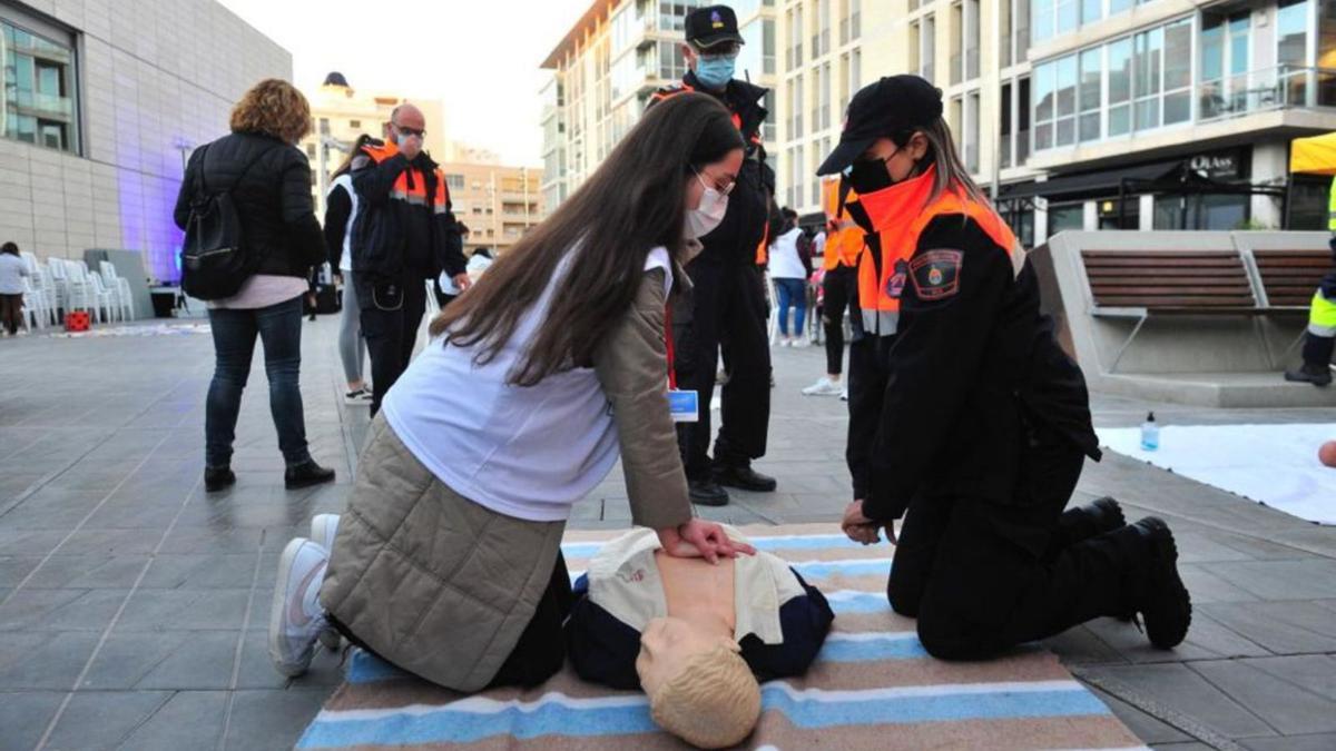 Un taller de primeros auxilios durante la jornada junto al Centro de Congresos