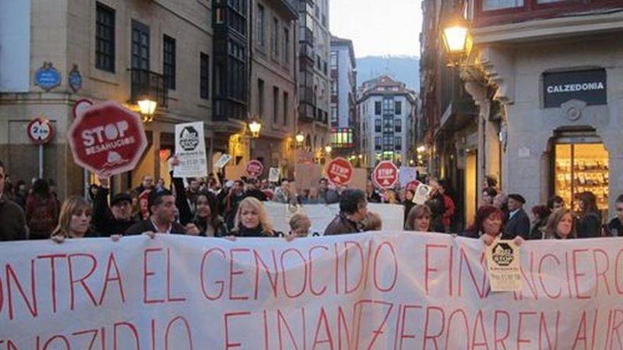 Cientos de personas exigen en Bilbao la dación en pago y denuncian el &quot;genocidio financiero&quot;