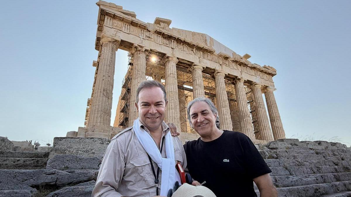 El turolense Javier Sierra, junto a José Luis Corral, durante su estancia esta semana en Grecia.