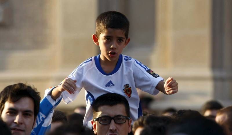 Concentración de aficionados por el futuro del Real Zaragoza