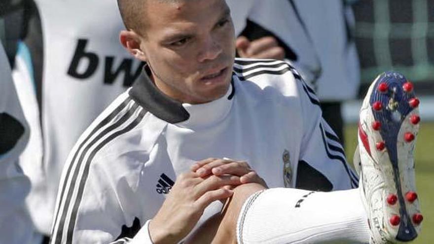 El jugador del Real Madrid Pepe se ejercita durante el entrenamiento antes de conocer la sanción impuesta por el Comité de Competición