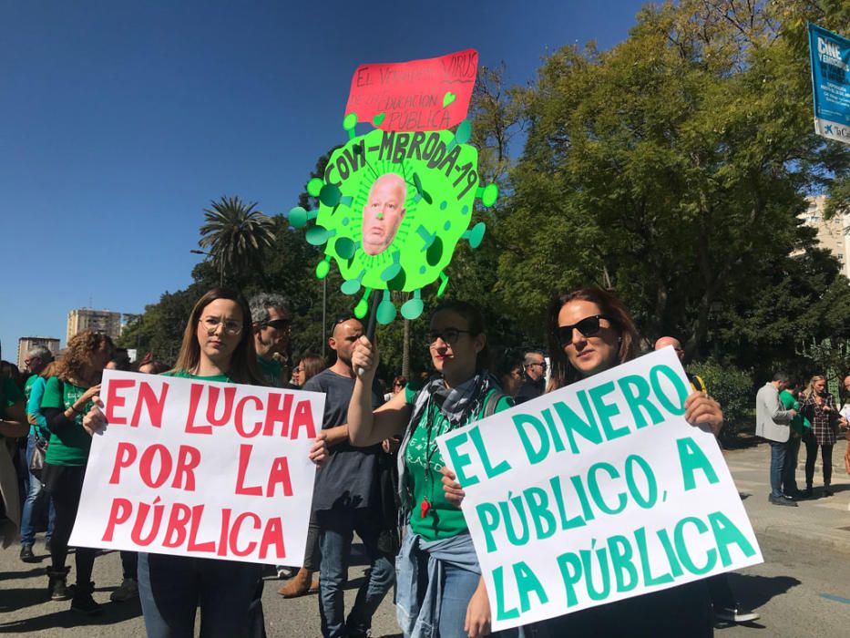 Al son de tambores, silbatos y una singular gaita, los congregantes han caminado juntos por las calles del centro de la ciudad por una causa común, la defensa de la educación