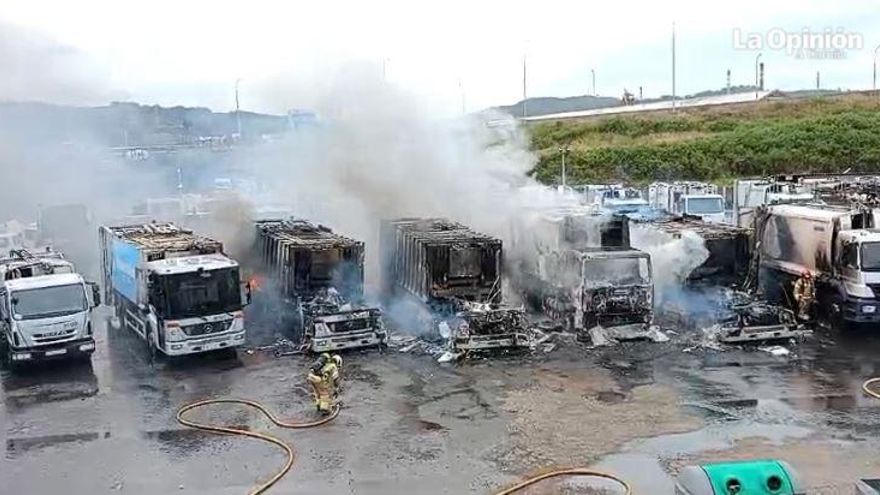 La Policía investiga el incendio que afectó a seis camiones de la basura en el recinto de Prezero