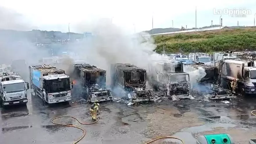 La Policía investiga el incendio que afectó a seis camiones de la basura en el recinto de Prezero