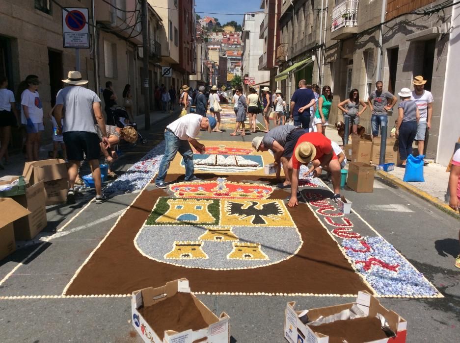 Cuando aún quedan varias horas para la procesión del Corpus las calles de Bueu ofrecen ya su mejor aspecto