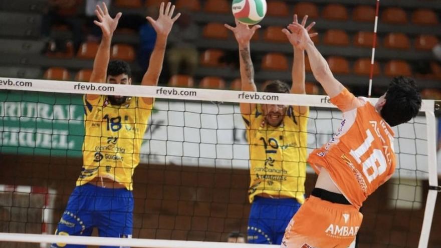 Ramos (18) y Almansa (10), intentan bloquear un remate del Teruel, en una imagen de archivo.  | CV TERUEL