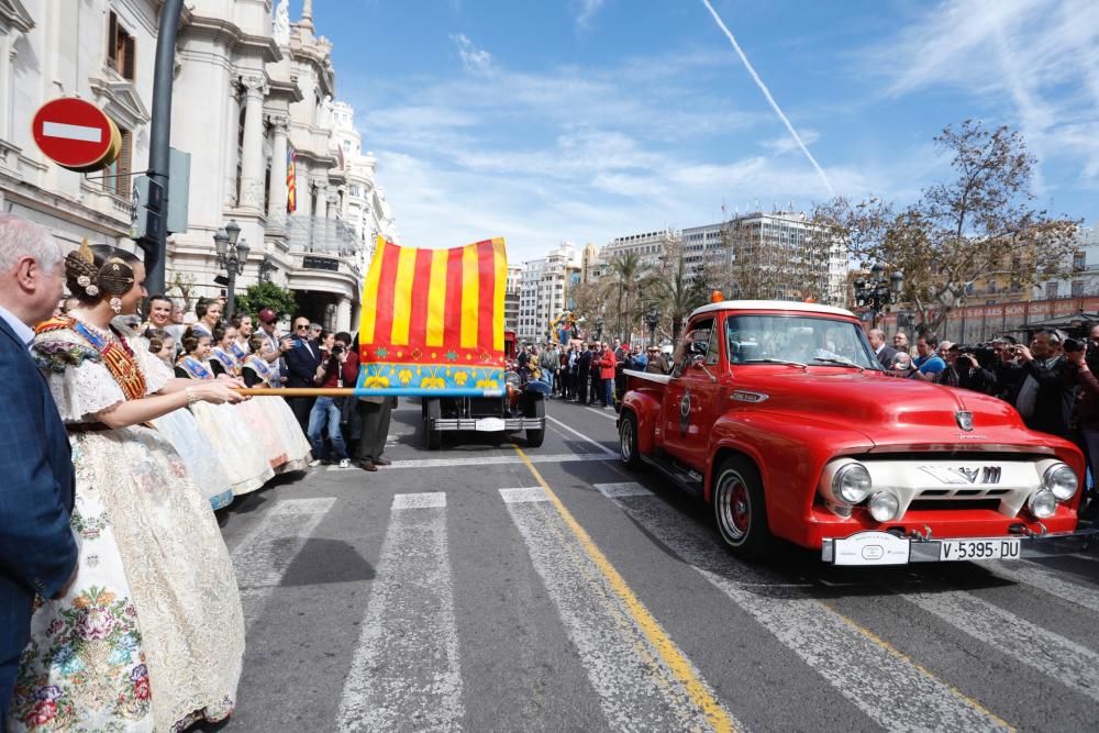 Salida de la ronda fallera de coches antiguos desde la plaza del Ayuntamiento de València.