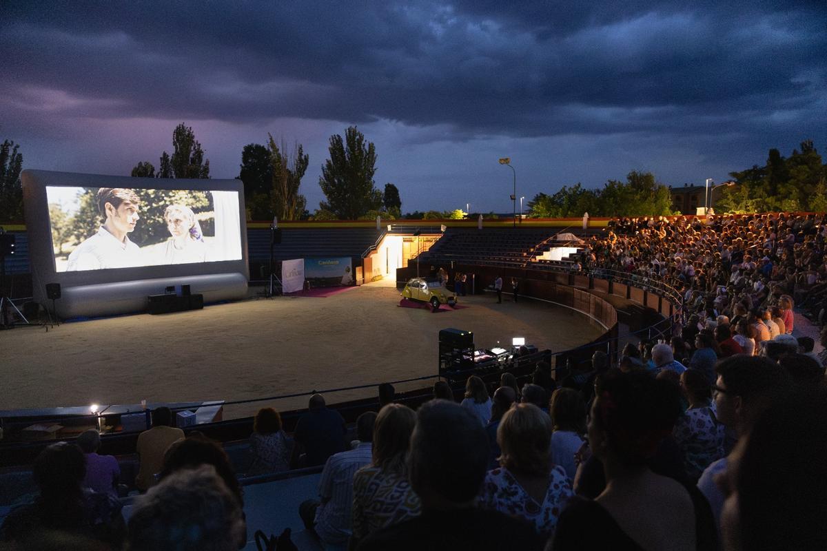 Proyección de la película Cariñena, vino del mar en la plaza de toros de la localidad