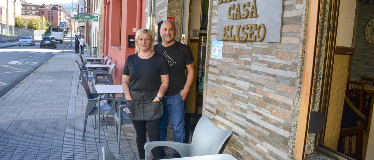 Julia Sánchez y Francisco Javier Ruzo en el exterior de su establecimiento en El Entrego.