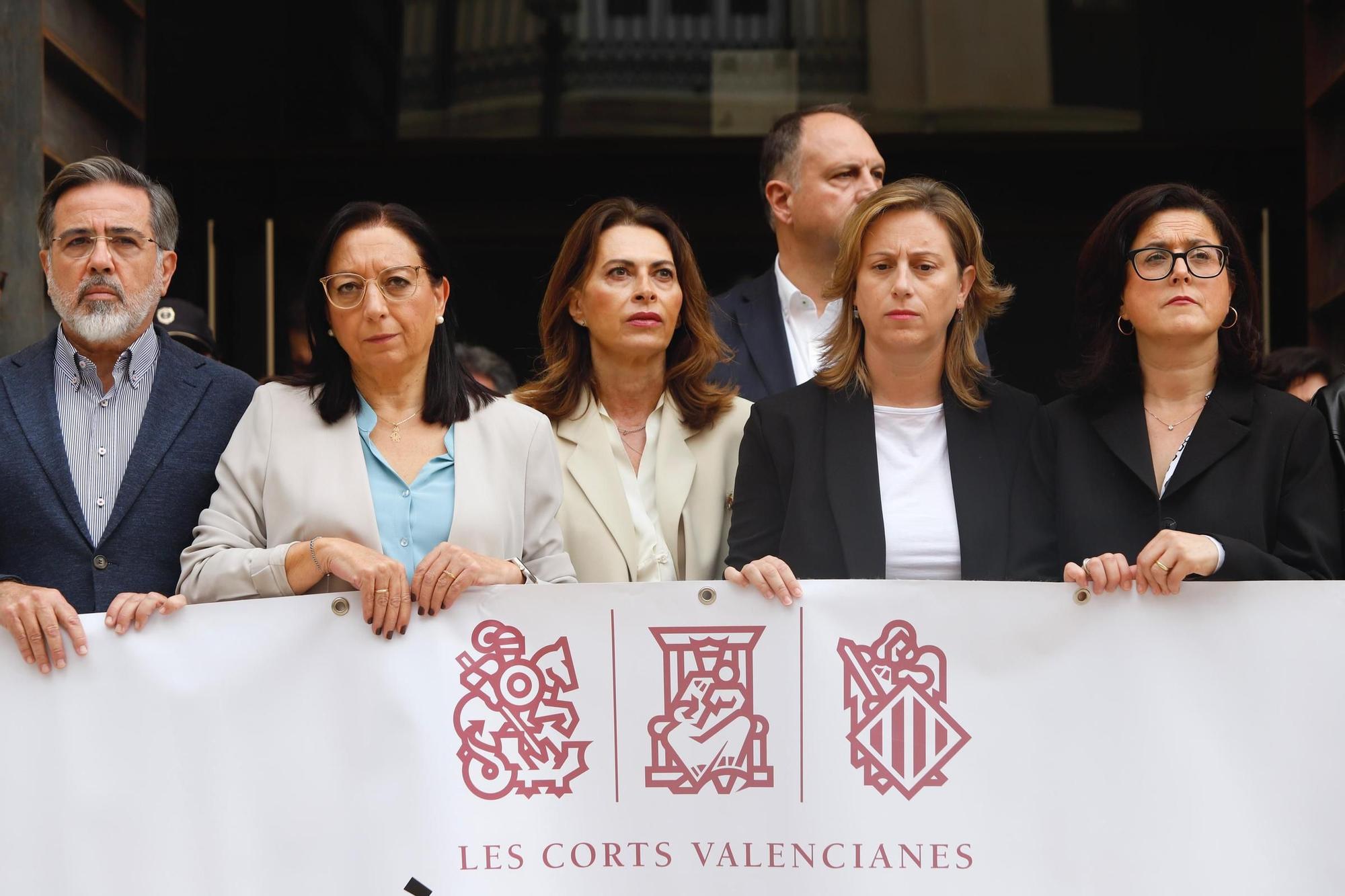 Minuto de silencio en les Corts Valencianes por la última mujer asesinada por violencia machista en Alicante