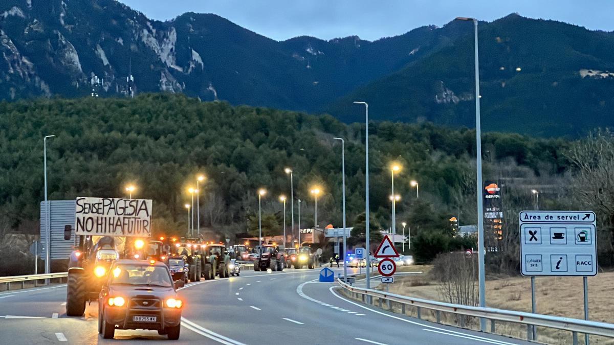 Marxa lenta de tractors a prop de la boca nord del Túnel del Cadí, al seu pas per l'àrea de servei d'Urús