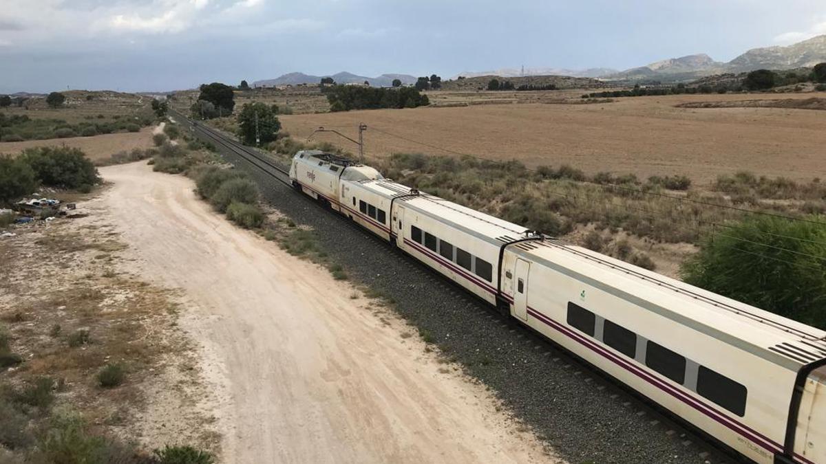 Uno de los trenes del Corredor Mediterráneo a su paso por Sax.