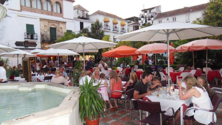 Terrazas de negocios hosteleros repletas de turistas en Marbella.