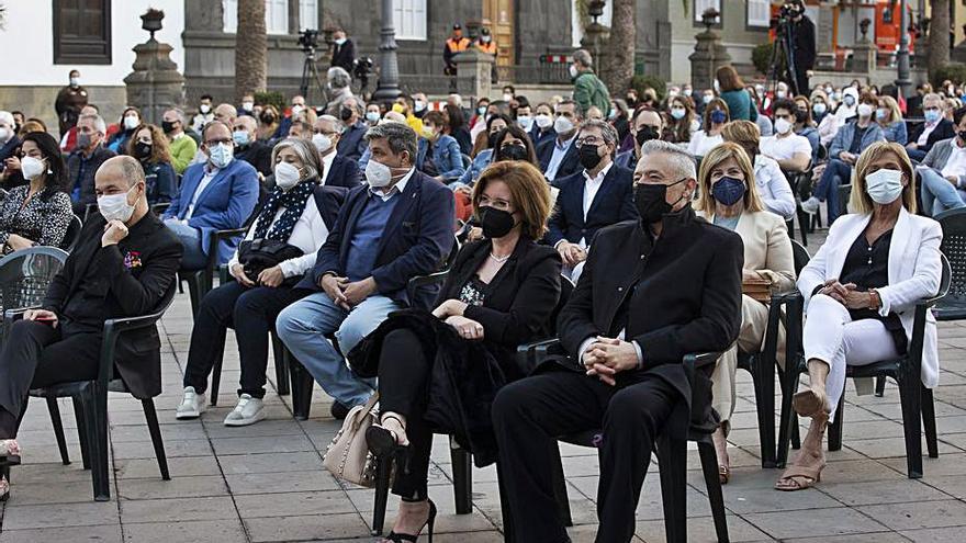 Concejales y público asistente al pregón en la plaza de Santa Ana. | | QUIQUE CURBELO
