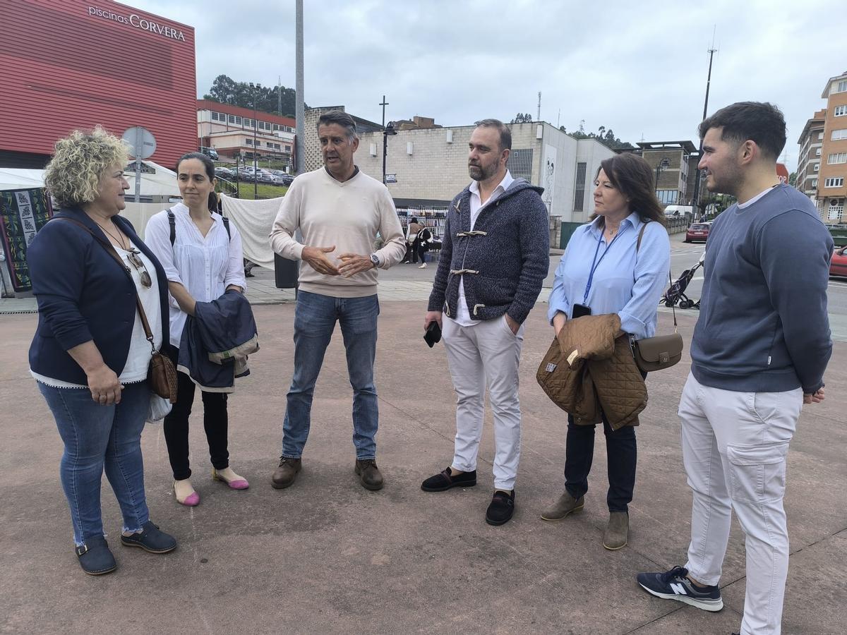 El diputado Manuel Cifuentes, en el centro, junto al portavoz y miembros de la Junta Local del PP de Corvera.