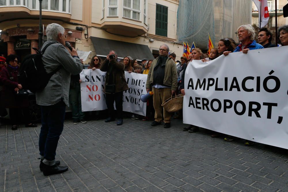 Unas 400 personas reclaman la "paralización" de la ampliación del aeropuerto de Palma