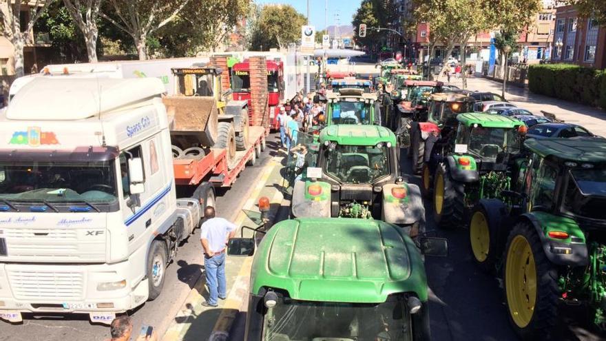 Protesta de agricultores en la Asamblea Regional