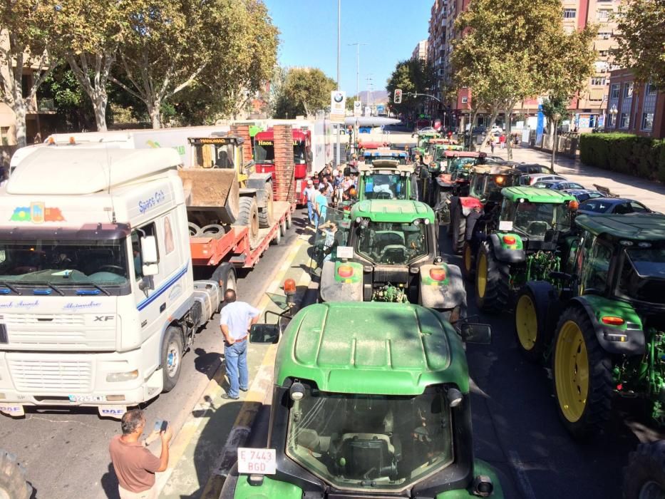 Protesta de agricultores en la Asamblea Regional