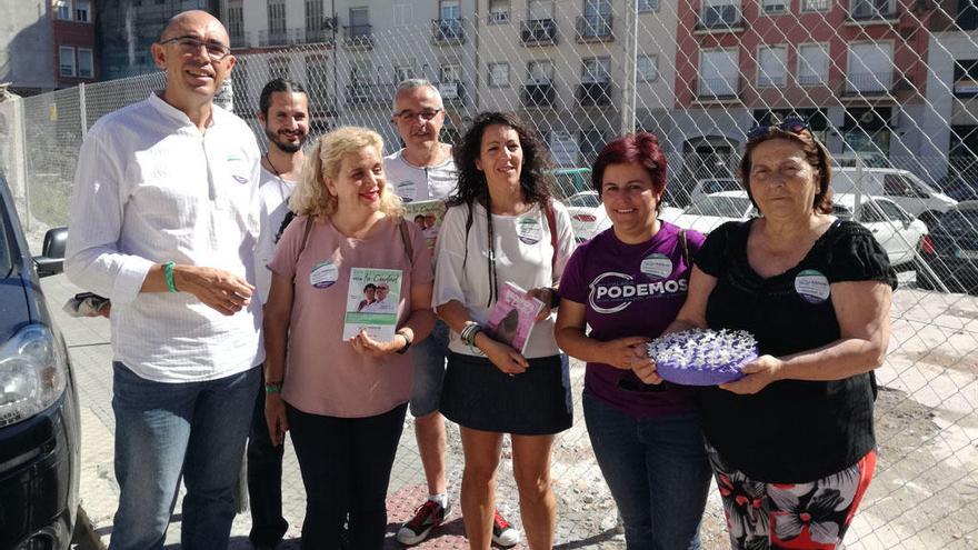 Eduardo Zorrilla (a la izquierda), junto con otros miembros de Adelanta Málaga, junto al solar donde se levantaba La Mundial.