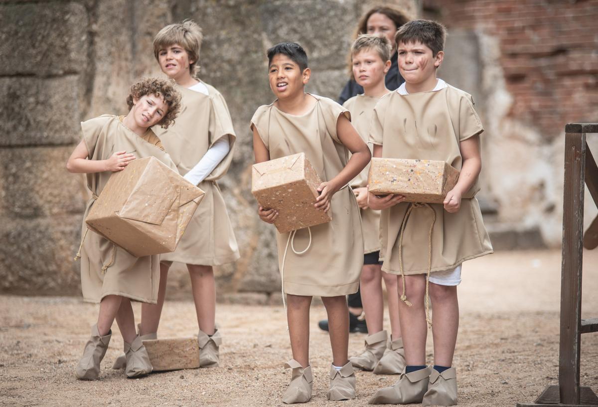 Pequeños actores colocando las piedras del Teatro Romano.