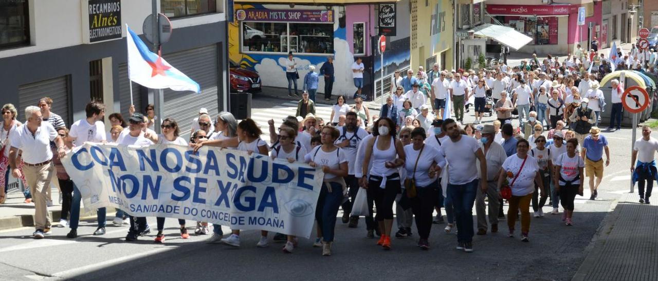 Una de las manifestaciones en defensa de la sanidad pública en el centro de salud de Cangas. |   // G.N.