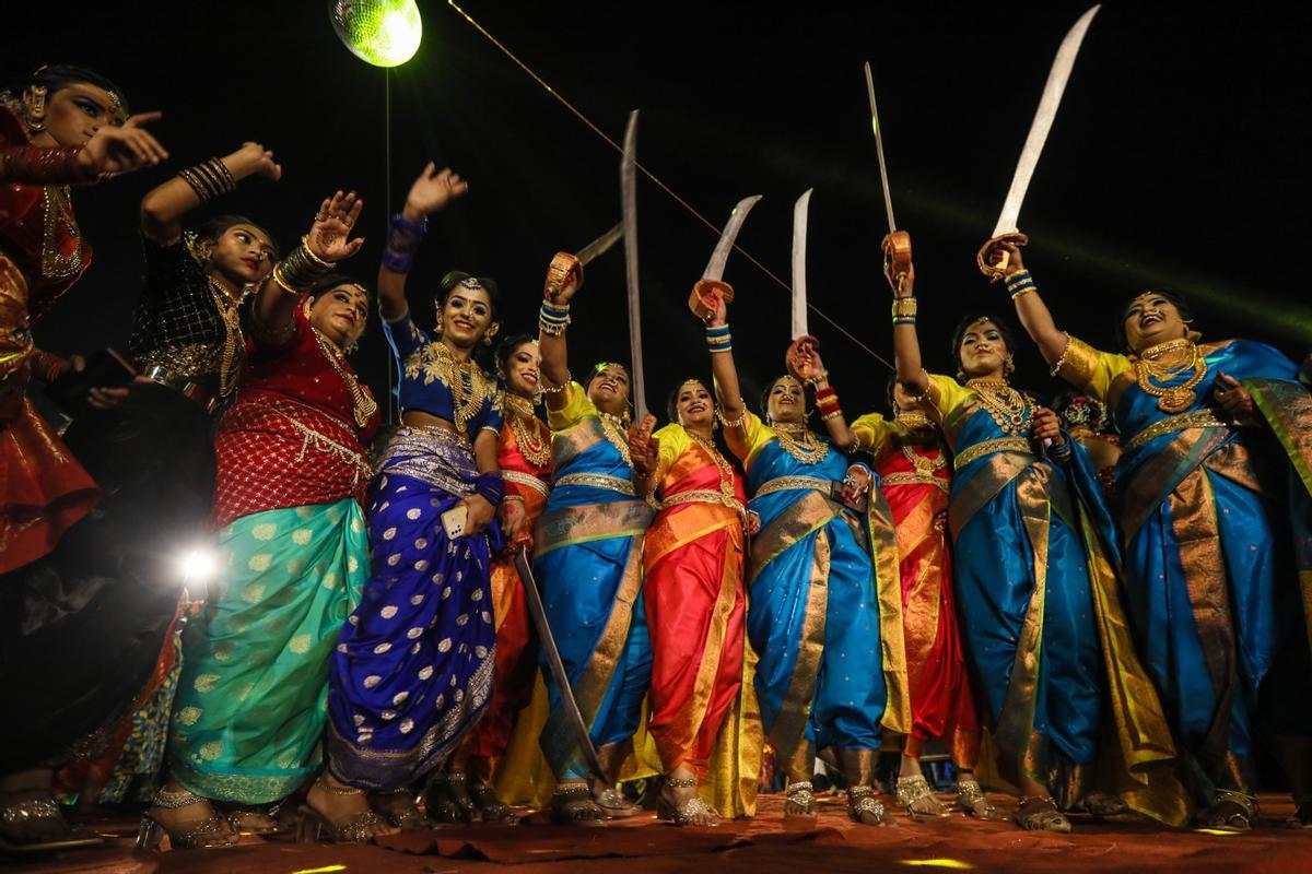 Celebraciones en la víspera del festival Holi en Bombay, India.
