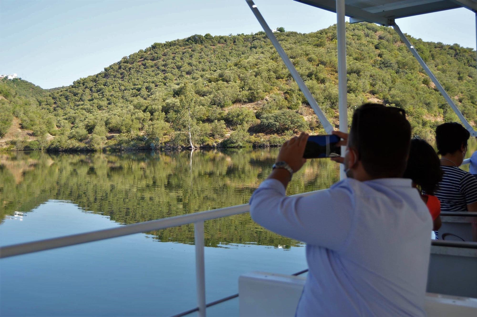 El barco solar de Hornachuelos realiza su paseo inaugural