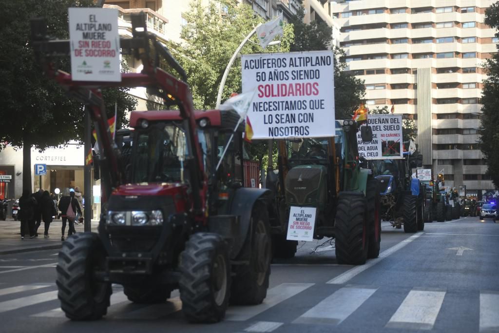 Estas son las imágenes que nos ha dejado la manifestación de agricultores en Murcia