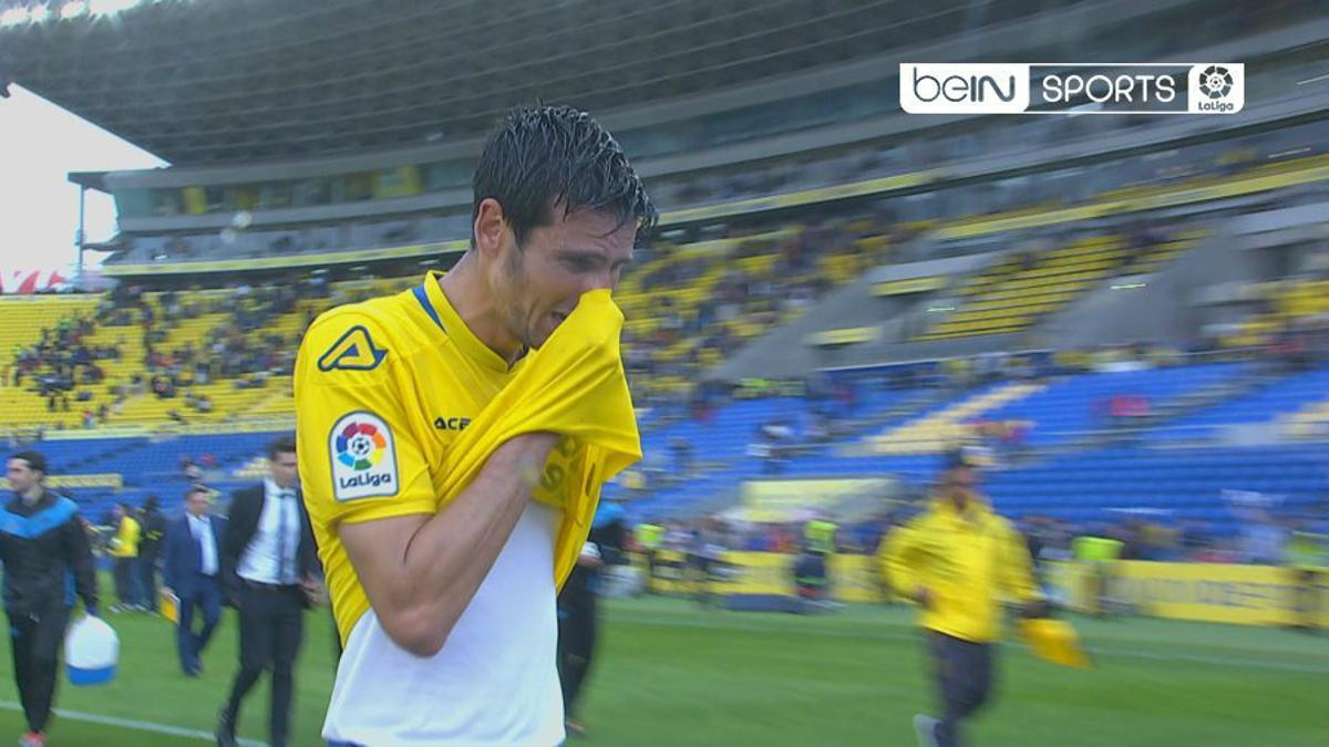 El llanto de Vicente Gómez en el Gran Canaria tras perder ante el Alavés y certificarse el descenso.