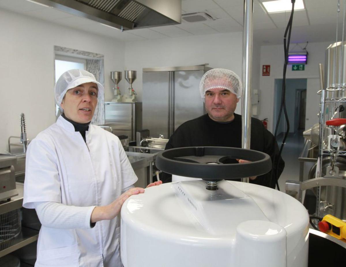 Pazos y Paz muestran la sala de tratamiento de vegetales.  | |  I. OSORIO