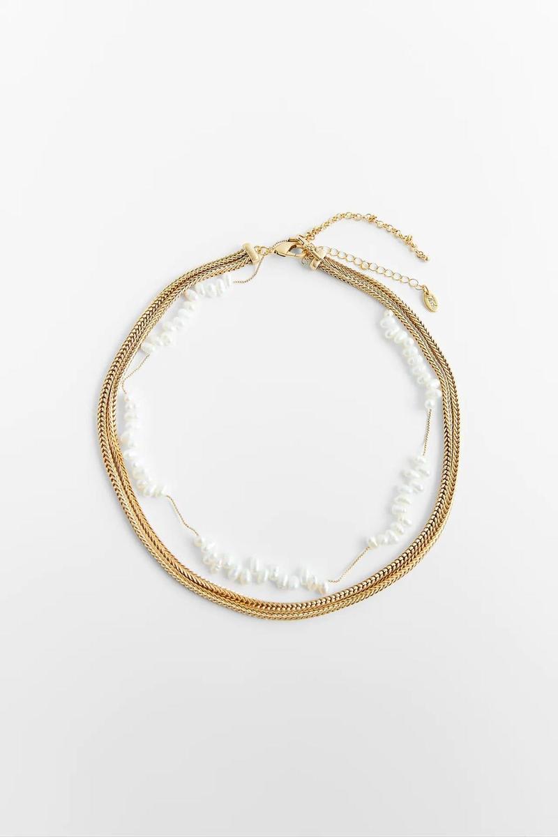 Pack collares de perlas naturales, de Zara (15,95 euros)