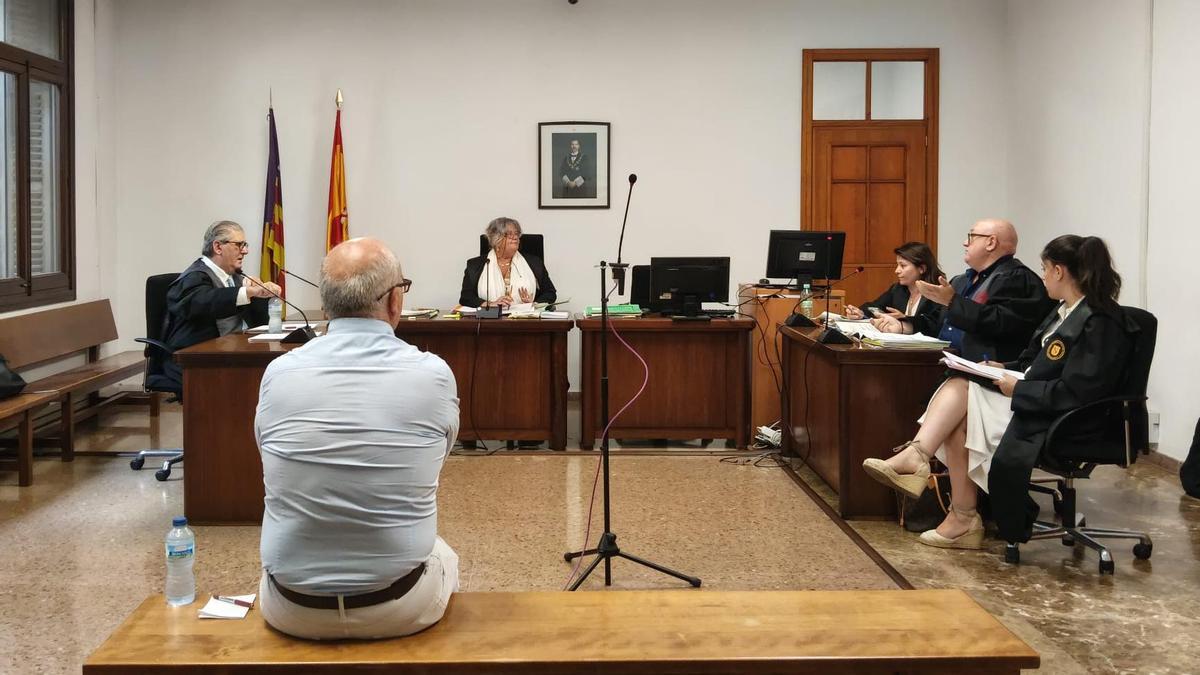 Juicio al exjefe de Traumatología de Son Espases: "Se bajó los pantalones, me enseñó los testículos y me tocó un pecho"