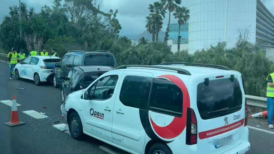 Dos accidentes casi simultáneos en la autopista del norte de Tenerife generan fuertes retenciones