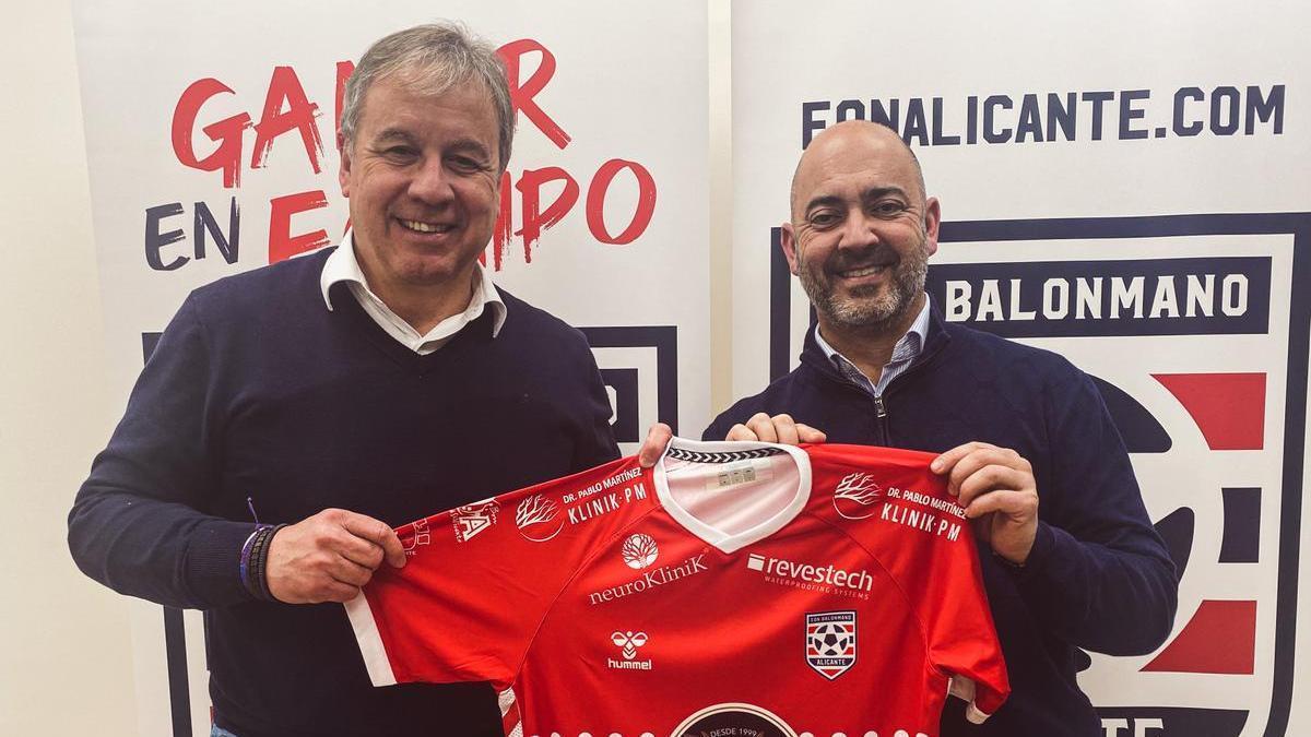 Ñago Cremades (i) y José Sánchez (d) posan con la camiseta del EÓN Horneo Alicante.