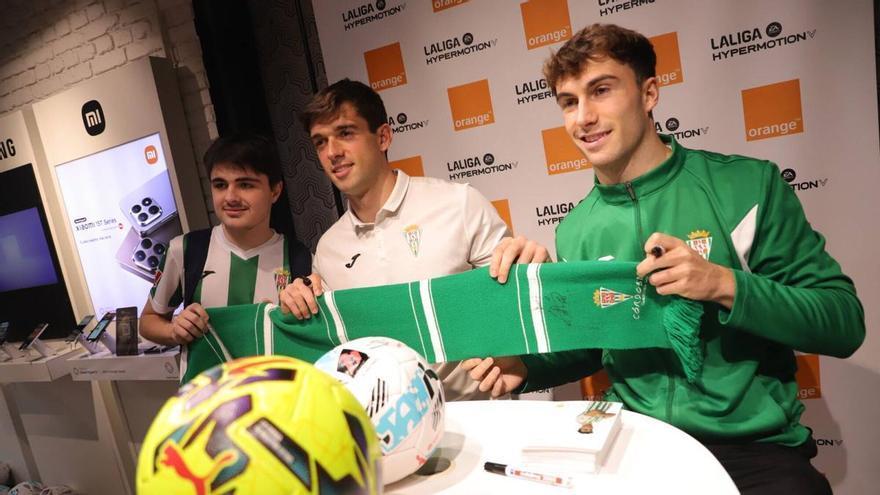 Los jugadores del Córdoba CF Íker Álvarez y Mikel Goti se rodean de cordobesismo
