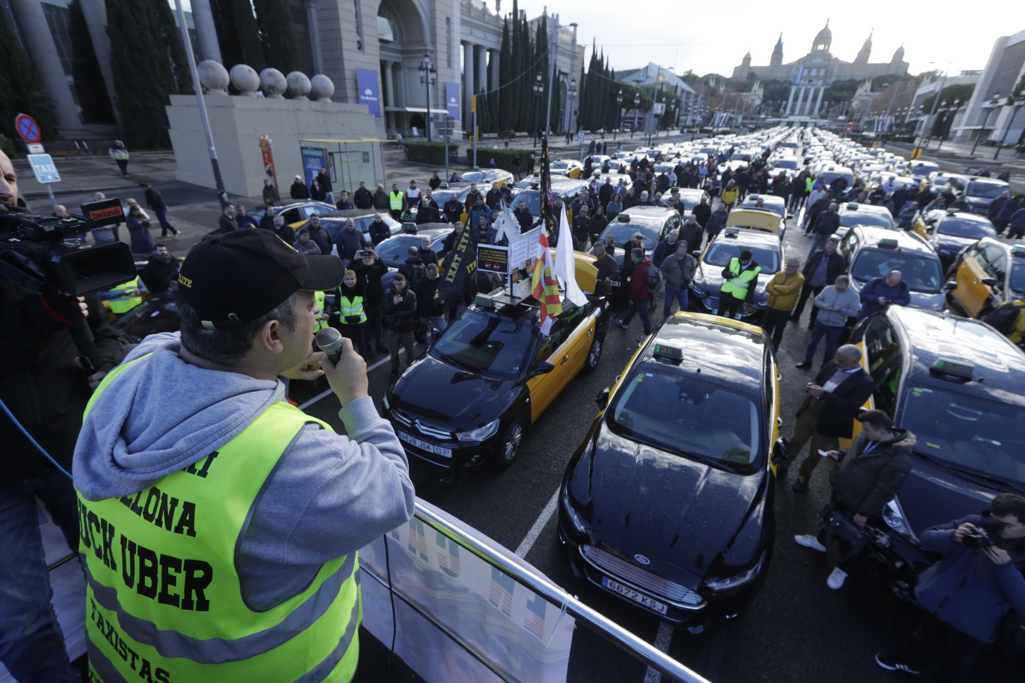 Marcha lenta de taxis en Barcelona