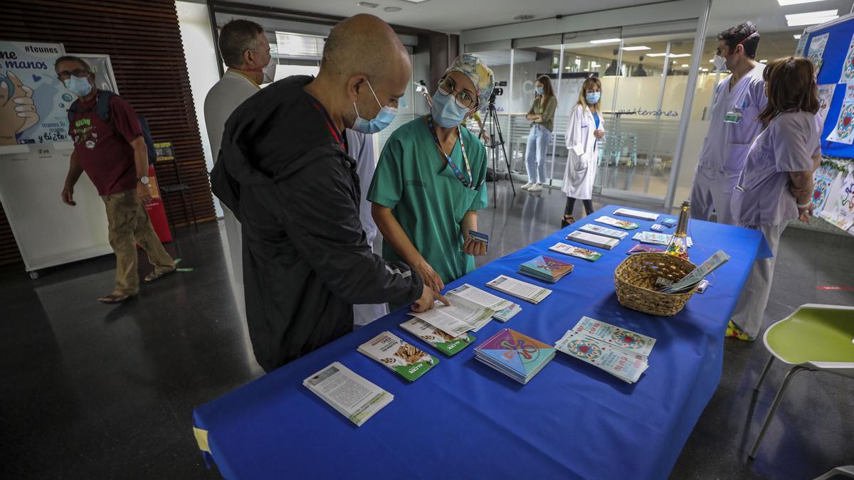 Una de las mesas informativas instaladas en el Hospital General de Elche.