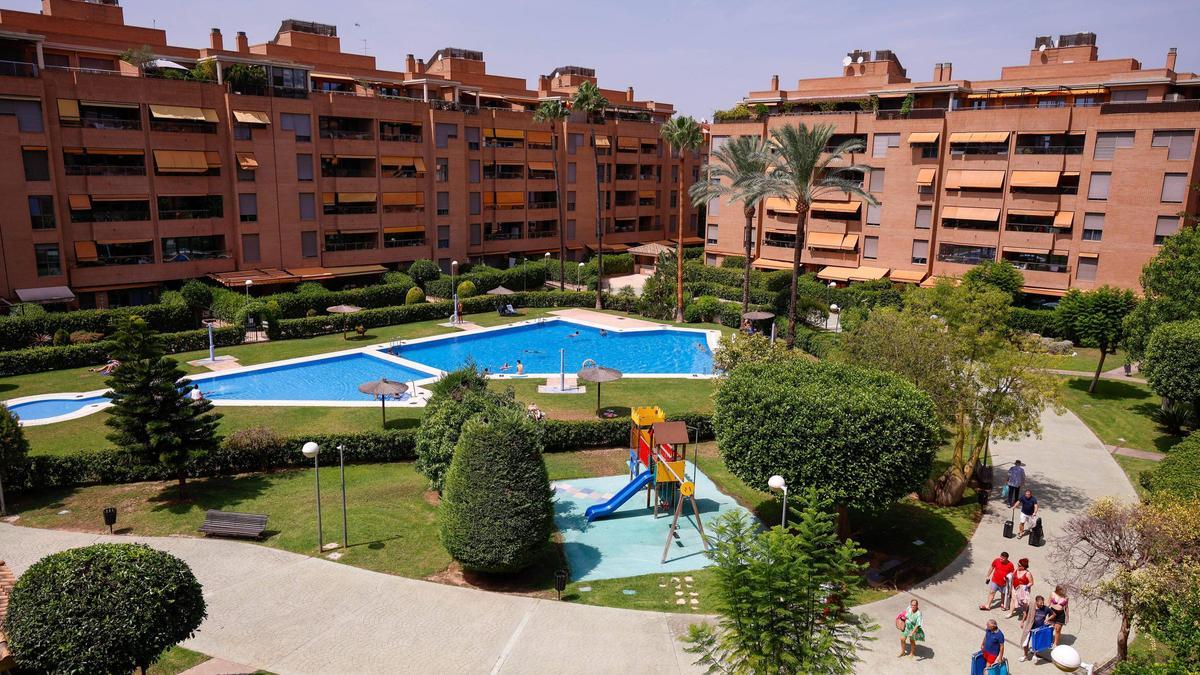 Piscina comunitaria en la zona de Cortes Valencianas durante la última ola de calor