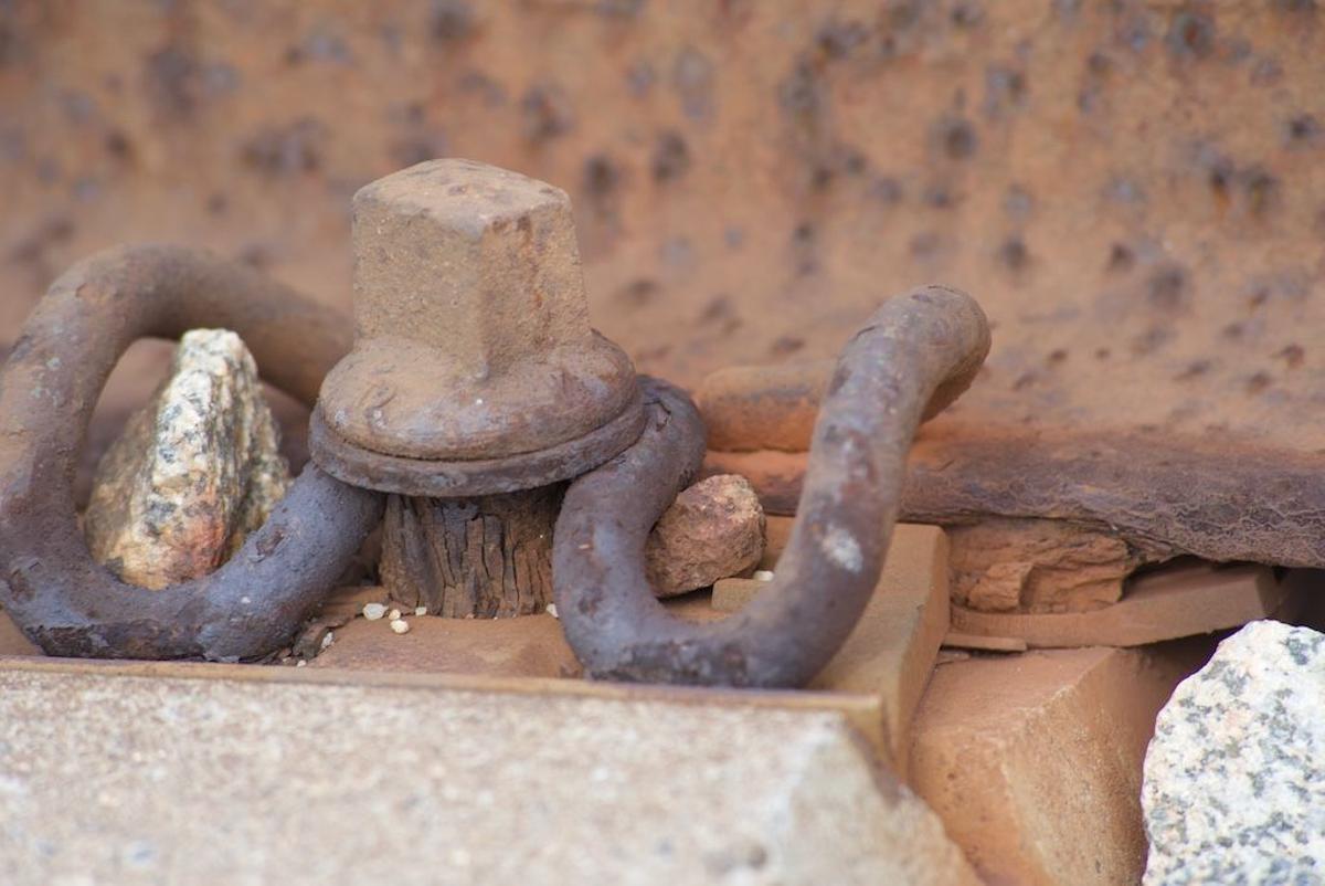 Tornillos oxidados y deformaciones en las vías.