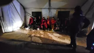 La Policía, obligada a trasladar a pie a los inmigrantes hasta el CATE de Cartagena