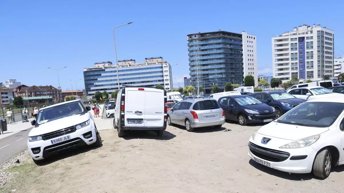Aparcar en el centro de Gijón, un caos: decenas de coches, muchos de foráneos, mal estacionados en el arranque del verano